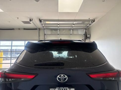 Used 2021 Toyota Highlander XSE FWD image 16