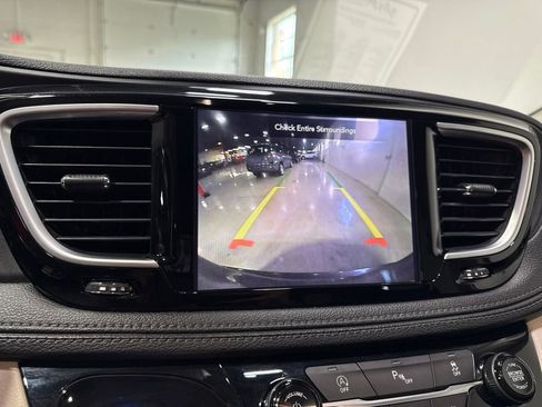 Used 2020 Chrysler Pacifica Limited FWD image 17