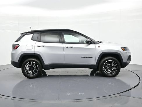 Used 2025 Jeep Compass Trailhawk AWD/4WD image 4
