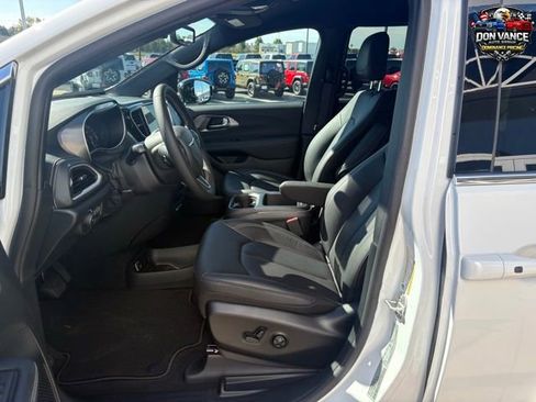New 2026 Chrysler Pacifica Select image 11