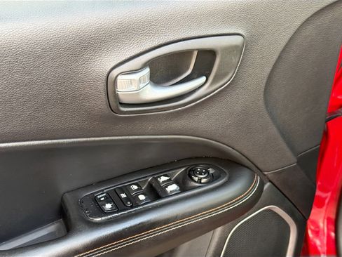 Used 2018 Jeep Compass Latitude w/ Popular Equipment Group FWD image 22