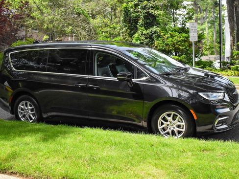 Used 2024 Chrysler Pacifica Touring-L FWD image 9