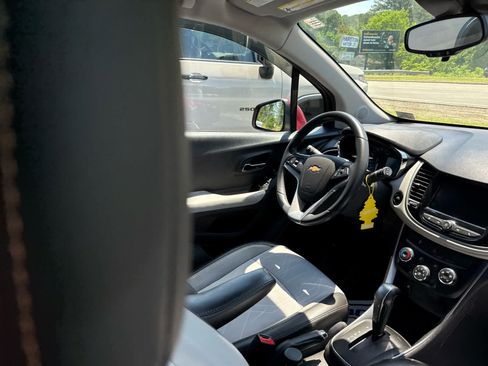 Used 2020 Chevrolet Trax LT w/ Driver Confidence Package AWD/4WD image 36