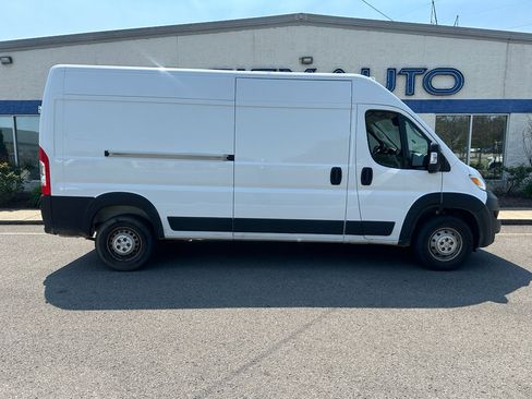 Used 2024 RAM ProMaster 2500 w/ Convenience Group image 3