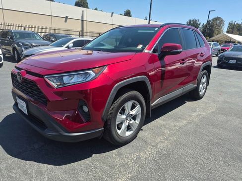 Used 2021 Toyota RAV4 XLE w/ Convenience Package FWD image 2