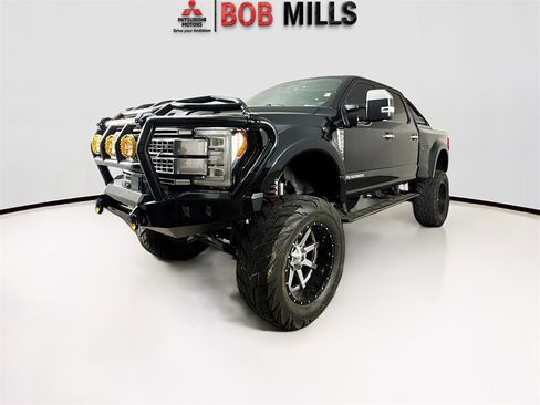Used 2017 Ford F250 Platinum w/ Platinum Ultimate Package image 3