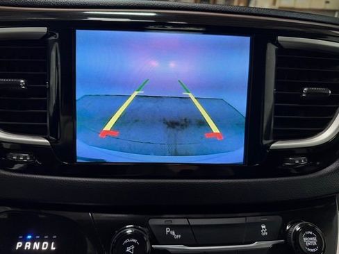 Used 2017 Chrysler Pacifica Touring-L image 17