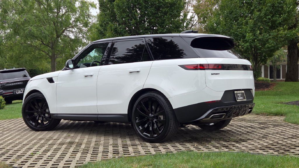 Used 2024 Land Rover Range Rover Sport SE AWD/4WD image 8
