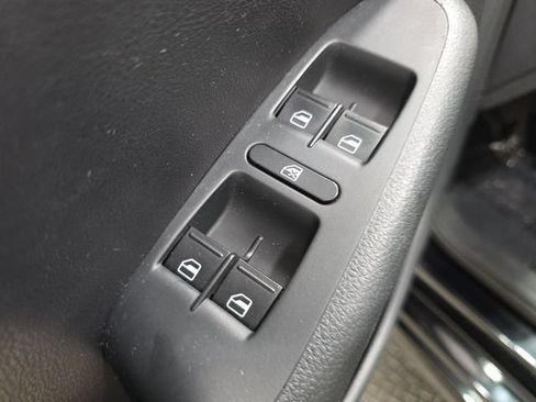Used 2011 Volkswagen Jetta SE FWD image 24