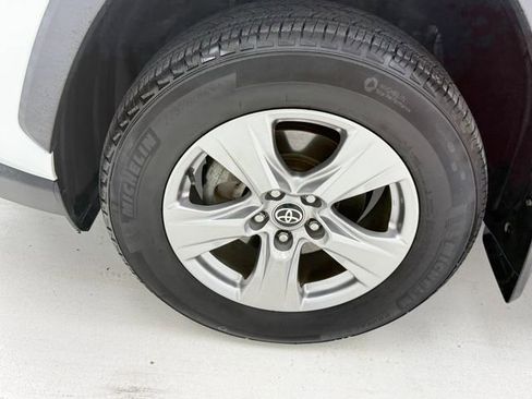 Used 2022 Toyota RAV4 XLE w/ Convenience Package FWD image 7