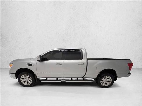 Used 2017 Nissan Titan SL image 9