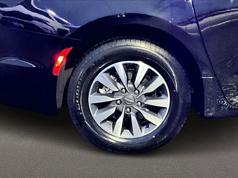 Used 2024 Chrysler Pacifica Select image 36