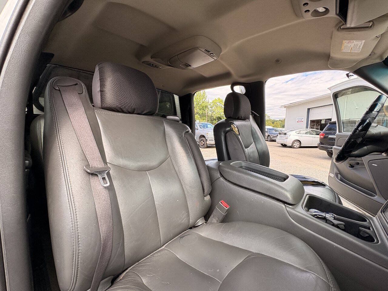 Used 2006 GMC Sierra 2500 SLT w/ Heavy-Duty Power Package AWD/4WD image 24