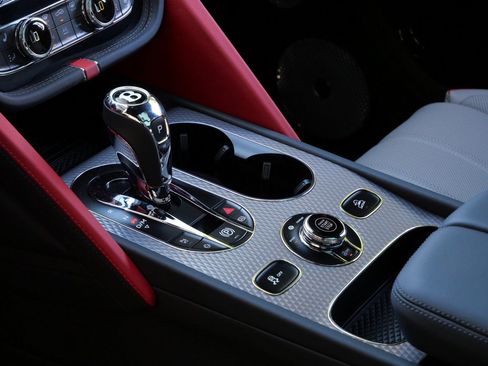 Used 2025 Bentley Bentayga Extended Wheelbase image 17