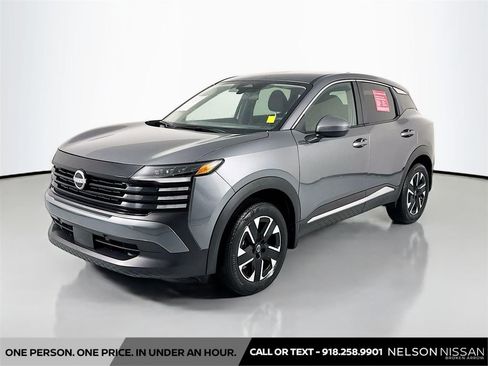 Used 2025 Nissan Kicks SV AWD/4WD image 1