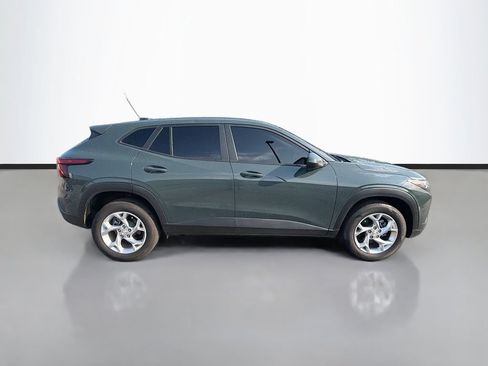 Used 2025 Chevrolet Trax LS w/ LS Convenience Package FWD image 9