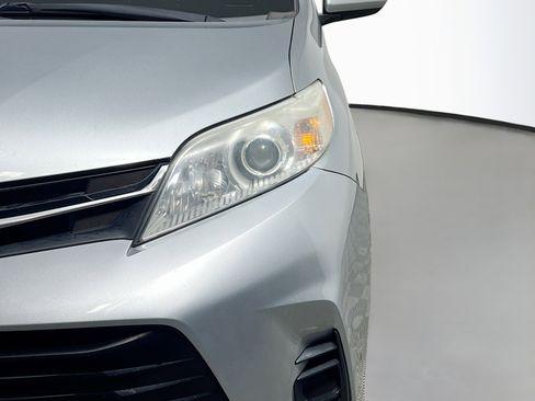 Used 2020 Toyota Sienna LE w/ LE Preferred Package FWD image 12