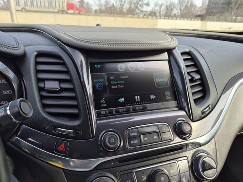 Used 2015 Chevrolet Impala LT w/ Convenience Package image 22