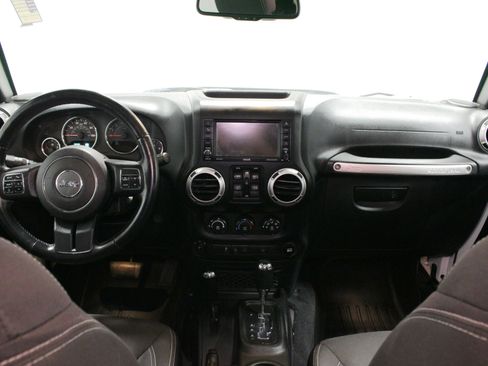 Used 2016 Jeep Wrangler Unlimited Rubicon w/ Connectivity Group AWD/4WD image 17