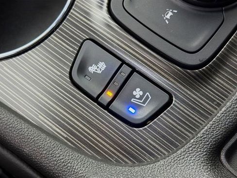 Used 2023 GMC Acadia SLT w/ Technology Package AWD/4WD image 23