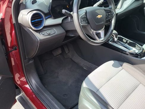 Used 2025 Chevrolet Trax LT w/ LT Convenience Package FWD image 3