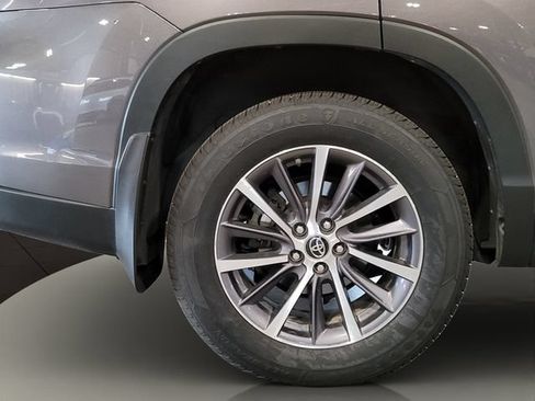 Used 2019 Toyota Highlander XLE AWD/4WD image 17