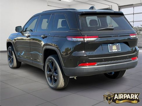 New 2025 Jeep Grand Cherokee Laredo image 6