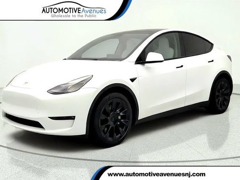 Used 2022 Tesla Model Y Long Range AWD/4WD image 1