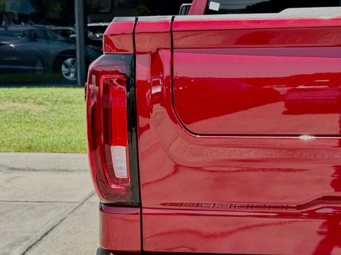 Used 2025 GMC Sierra 1500 AT4 w/ Technology Package AWD/4WD image 11