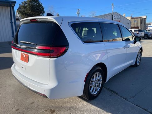 Used 2024 Chrysler Pacifica Touring-L image 16