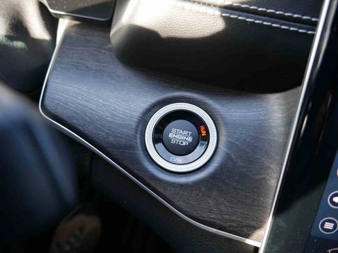 Used 2023 Jeep Grand Cherokee Limited w/ Black Appearance Package image 36