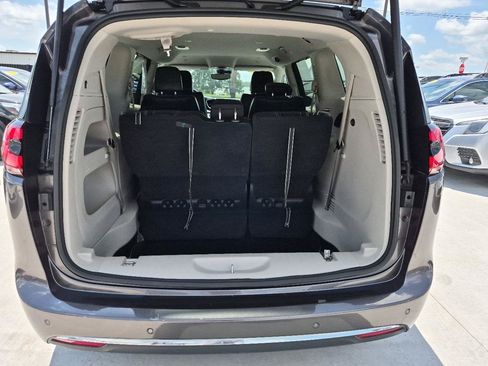 Used 2023 Chrysler Pacifica Touring-L FWD image 10