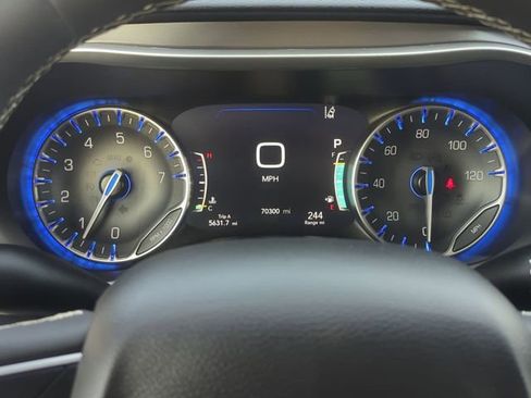 Used 2024 Chrysler Pacifica Touring-L FWD image 16