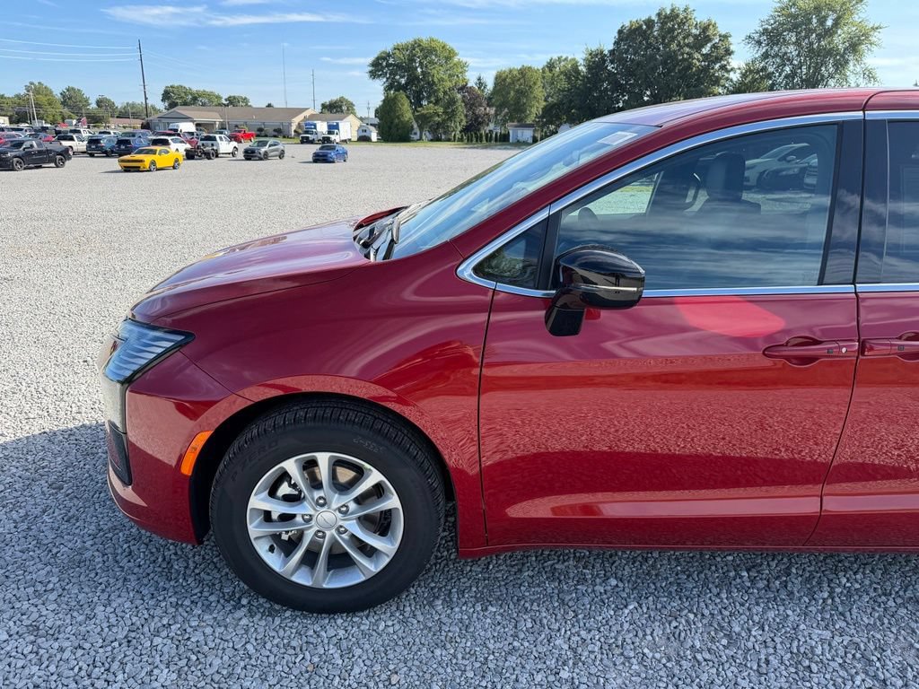 New 2027 Chrysler Pacifica Select FWD image 28