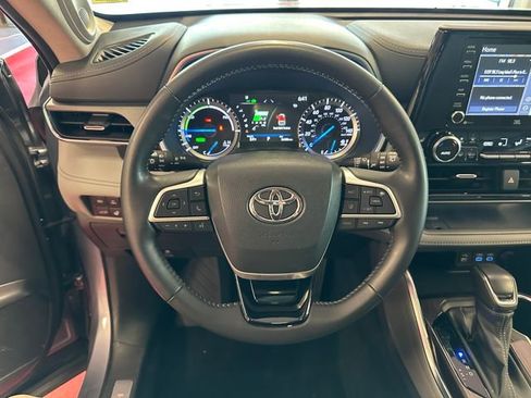 Used 2022 Toyota Highlander Limited FWD image 18