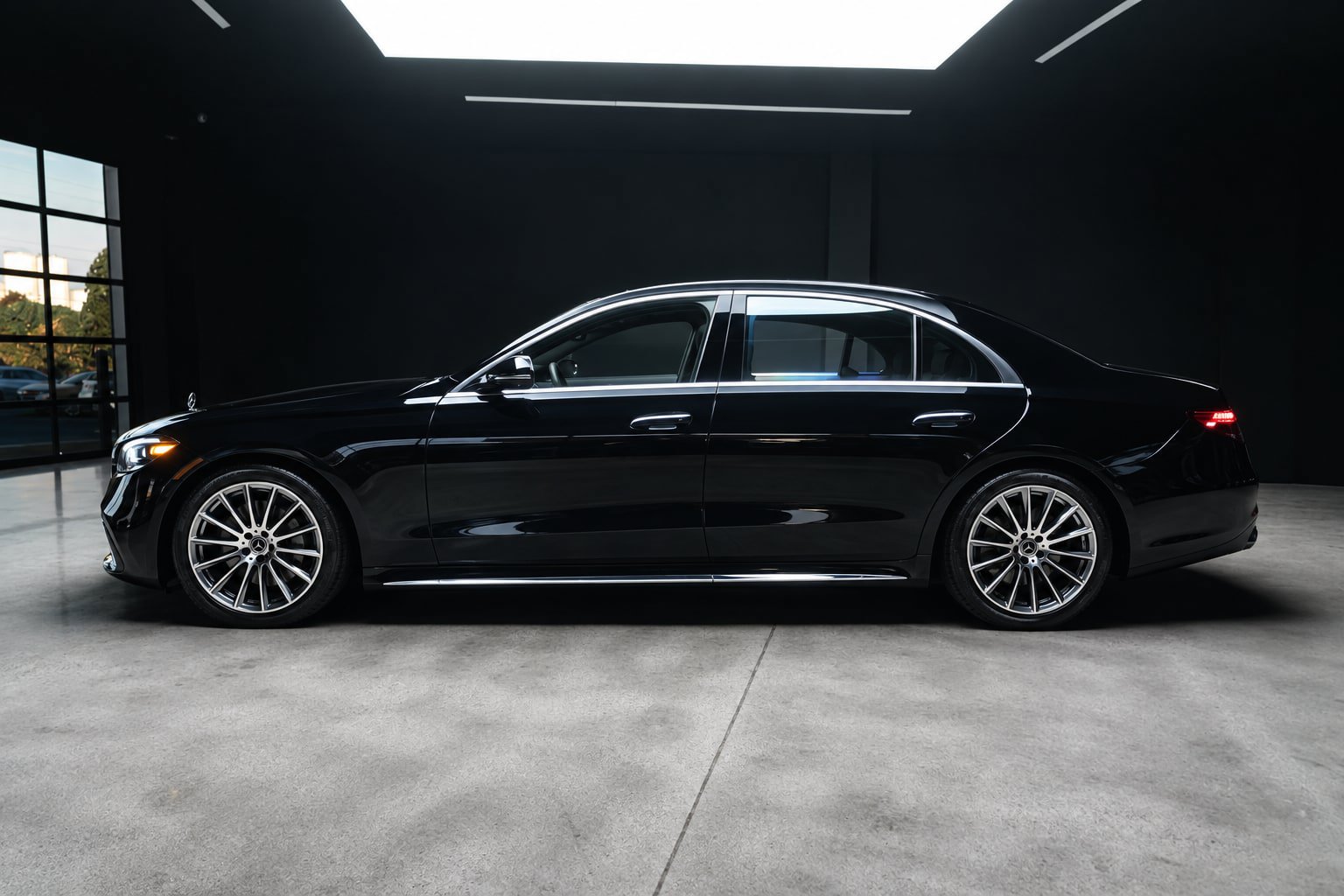 Used 2022 Mercedes-Benz S 500 4MATIC w/ AMG Line Package image 9