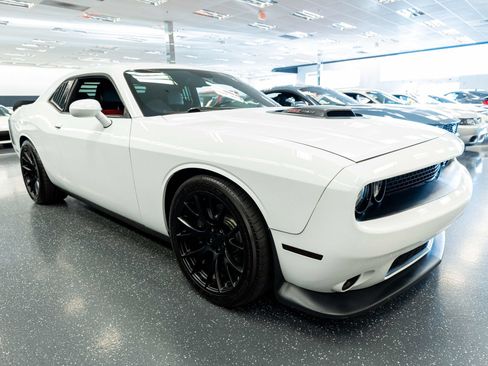 Used 2016 Dodge Challenger R/T Scat Pack RWD image 4