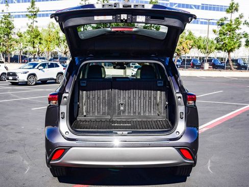 Certified 2022 Toyota Highlander Platinum image 32