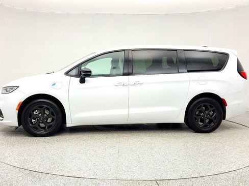 Used 2024 Chrysler Pacifica Limited image 8