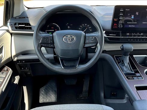 Used 2024 Toyota Sienna LE FWD image 6