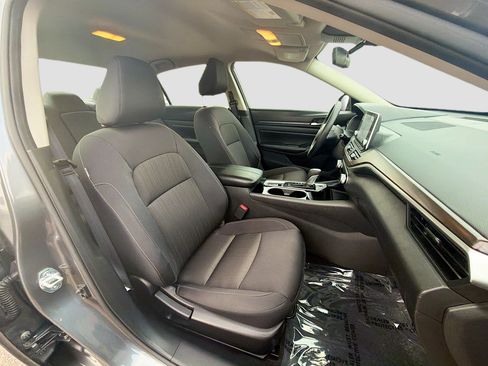 Used 2024 Nissan Altima 2.5 SV AWD/4WD image 29