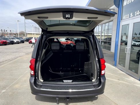 Used 2018 Dodge Grand Caravan SXT image 9