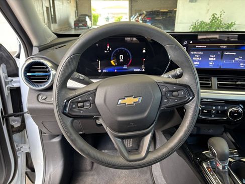 Used 2025 Chevrolet Trax LT FWD image 49