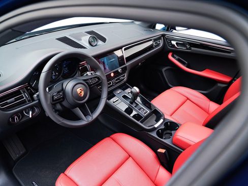 Certified 2026 Porsche Macan AWD/4WD image 4
