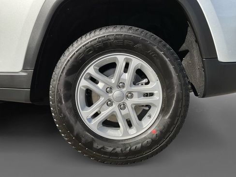 Used 2025 Jeep Grand Cherokee Laredo RWD image 10
