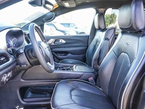 Used 2022 Chrysler Pacifica Limited w/ Uconnect Theater Family Group FWD image 19