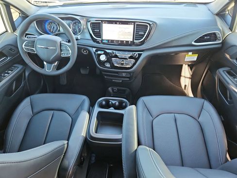 New 2026 Chrysler Pacifica Select image 15