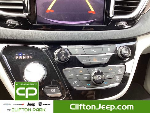 Certified 2018 Chrysler Pacifica Touring-L Plus image 21