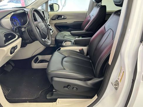 Used 2024 Chrysler Pacifica Touring-L FWD image 14