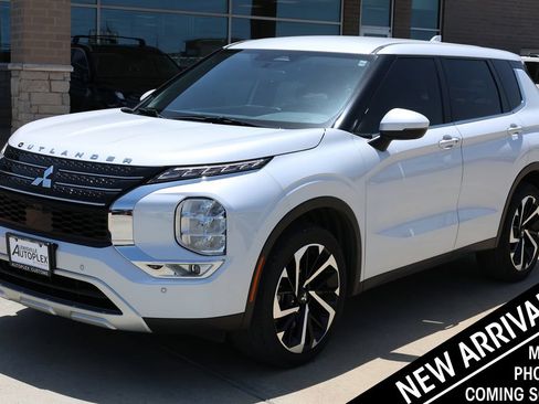 Used 2023 Mitsubishi Outlander SE FWD image 1